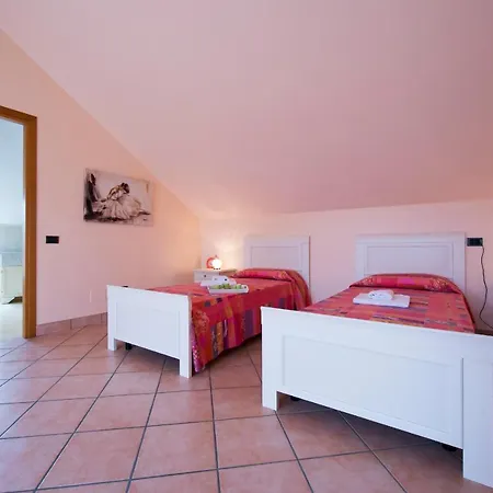 Sleeps 7 * Pella